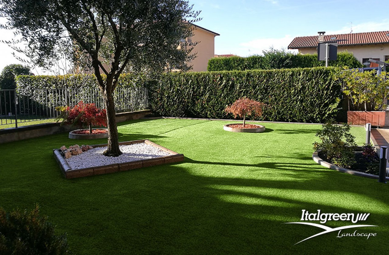 giardini con erba sintetica e sassi