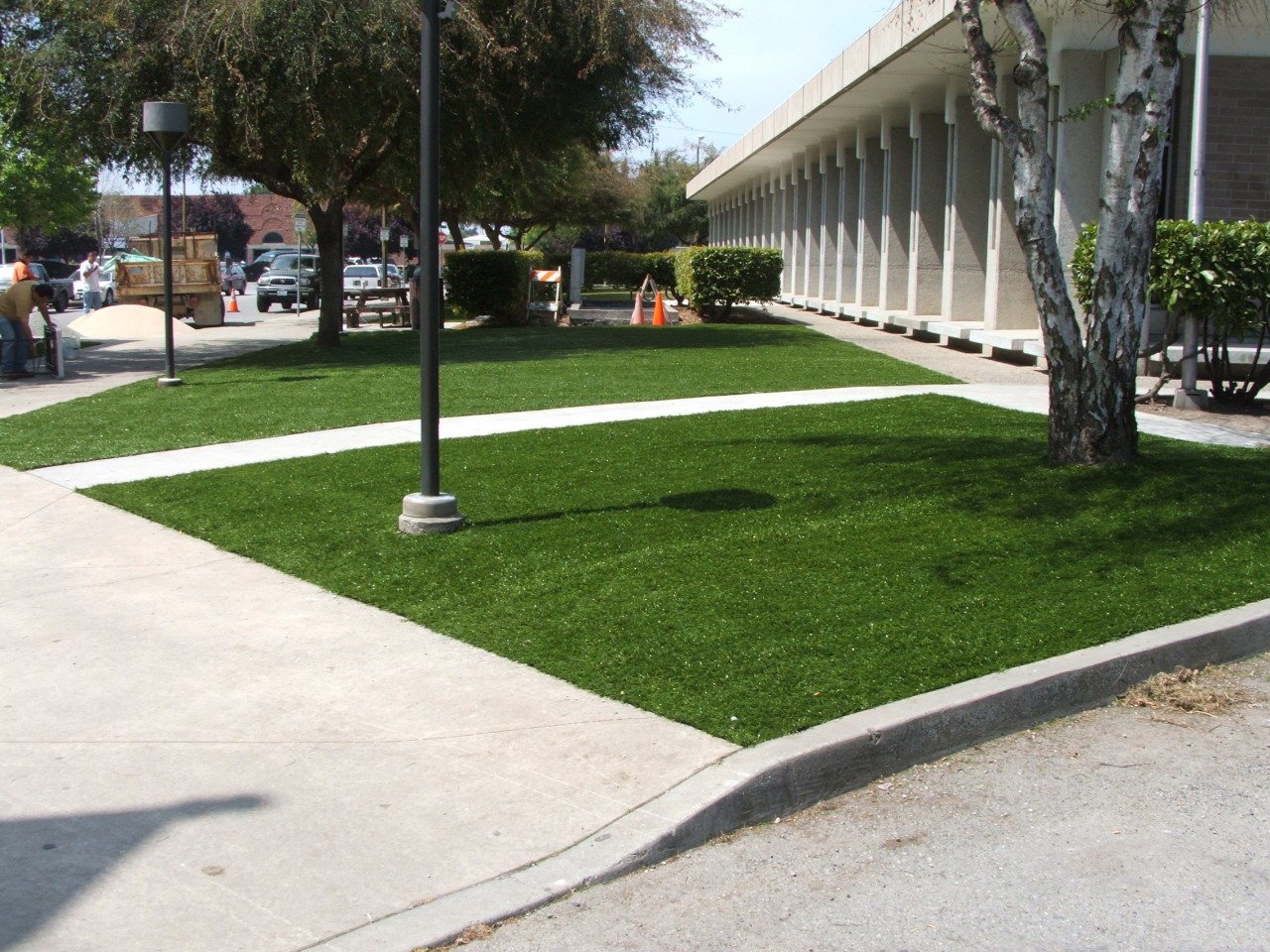 progettazione parcheggi pubblici con erba sintetica