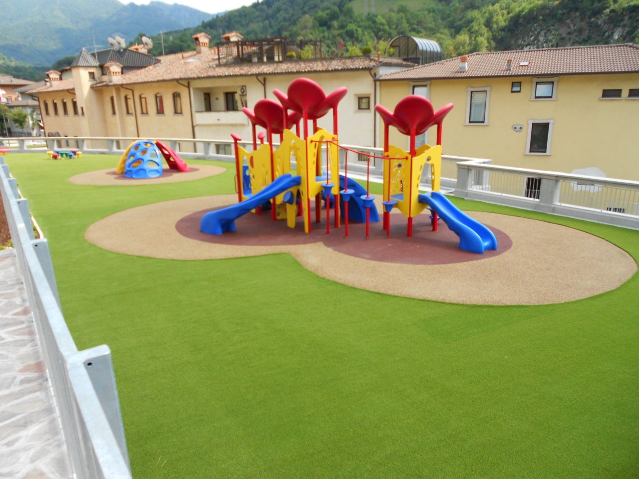 parco giochi in erba antischok