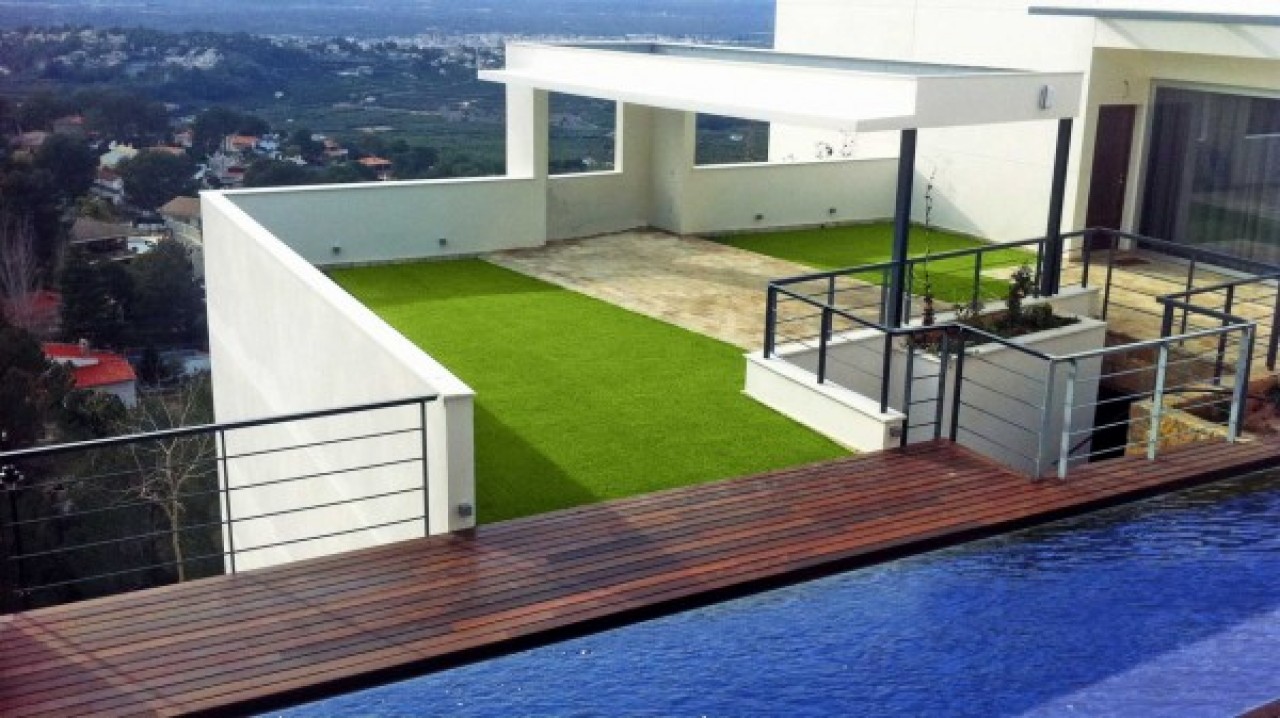 gazon synthétique vert urbain