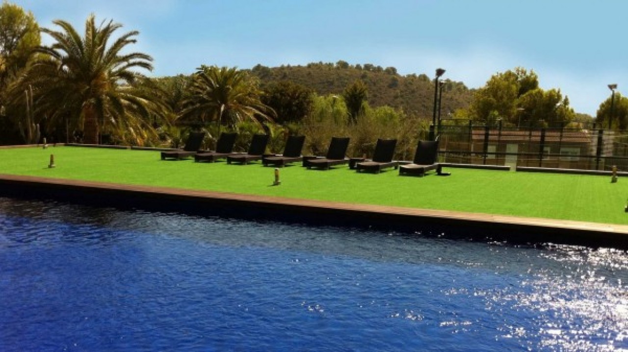 synthetic lawn installation