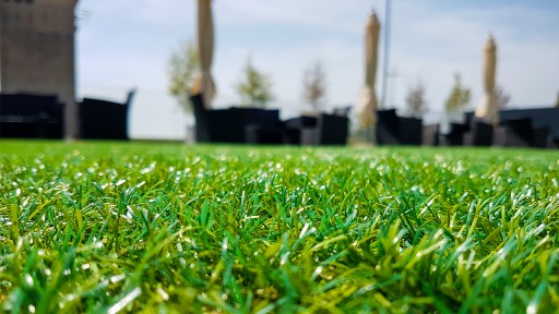 Erba sintetica per bar, ristoranti e dehor - Giardino Sintetico Lucon