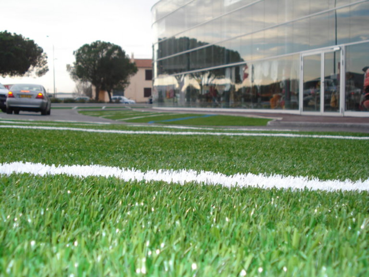 arredo-urbano-sintetico progettazione parcheggi con erba sintetica