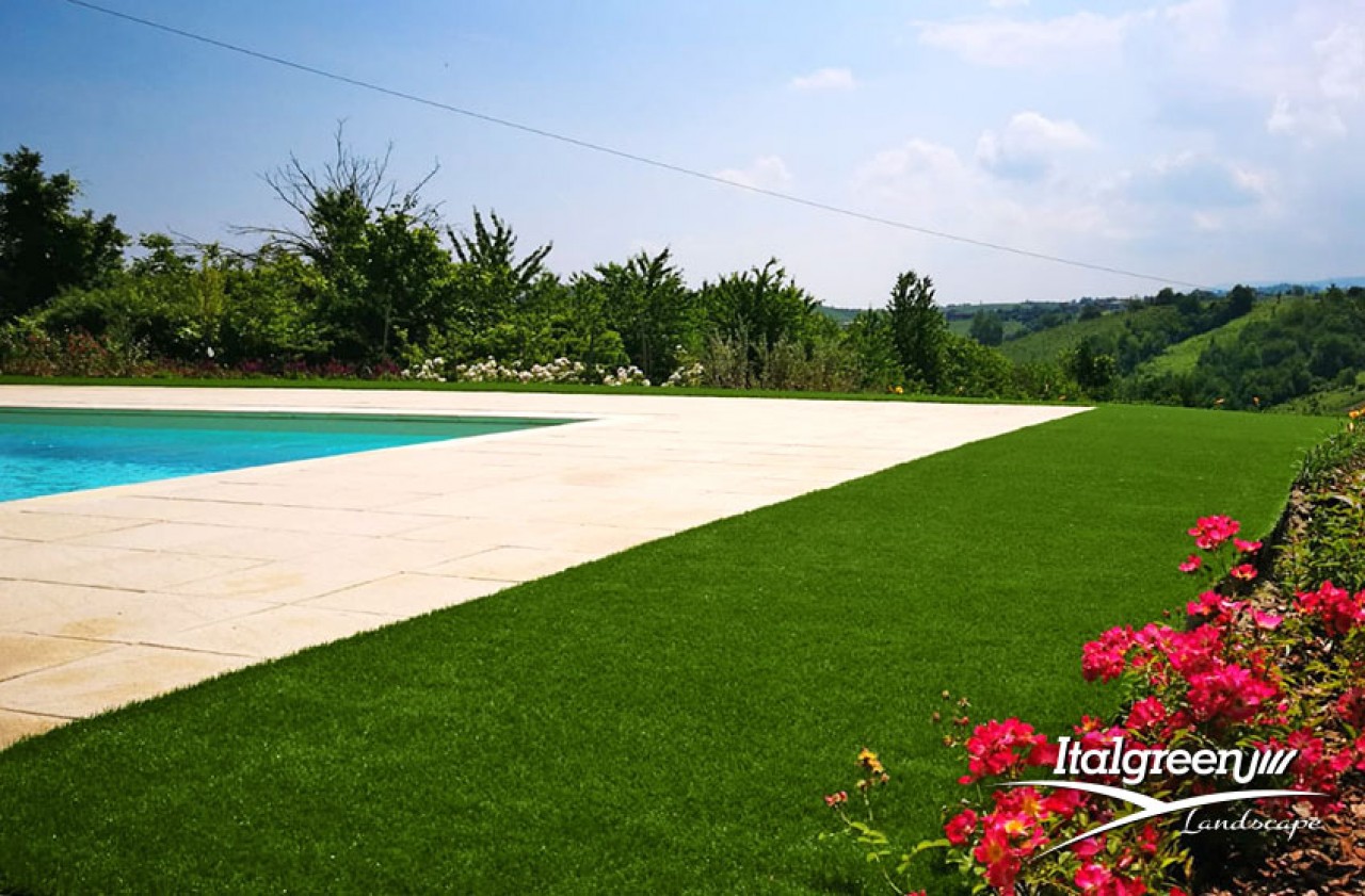 bordo-piscina-perfetto-erba-sintetica erba sintetica sotto piscina si rovina
