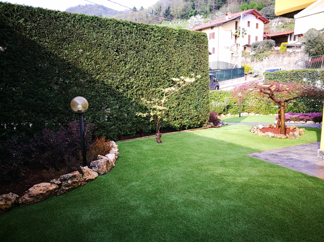 idee giardino con erba sintetica
